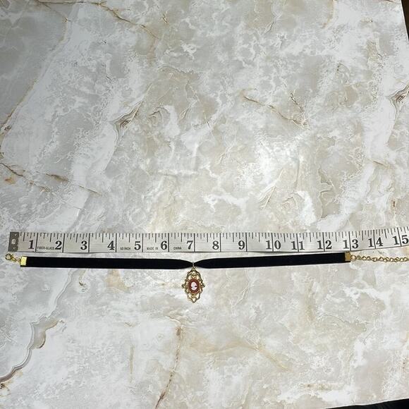 Handmade Upcycled cameo pendant choker necklace - Picture 5 of 6